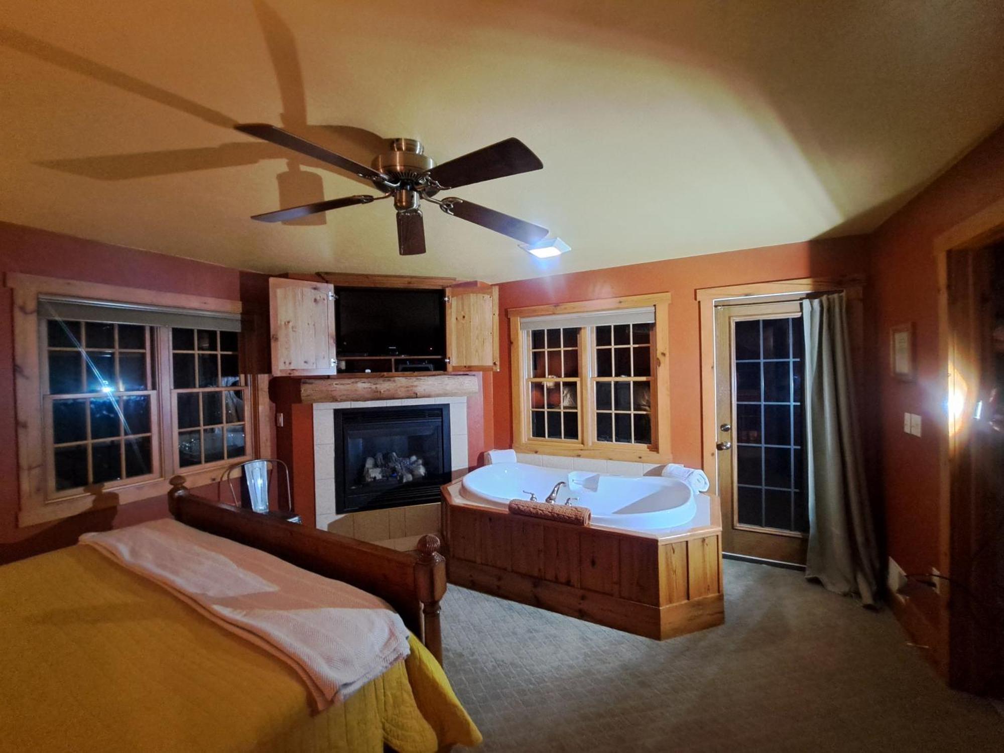 Chanticleer Cabins Sturgeon Bay Exterior photo